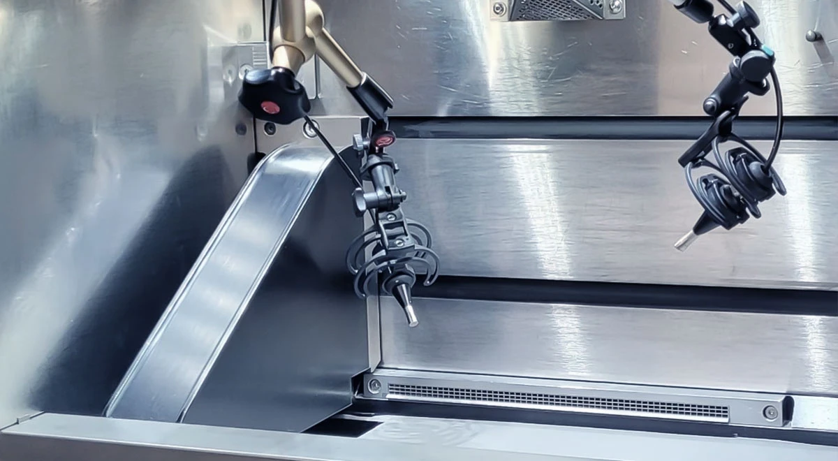 Measurement setup using microphones and acceleration sensor in the pressure chamber of the PBF system