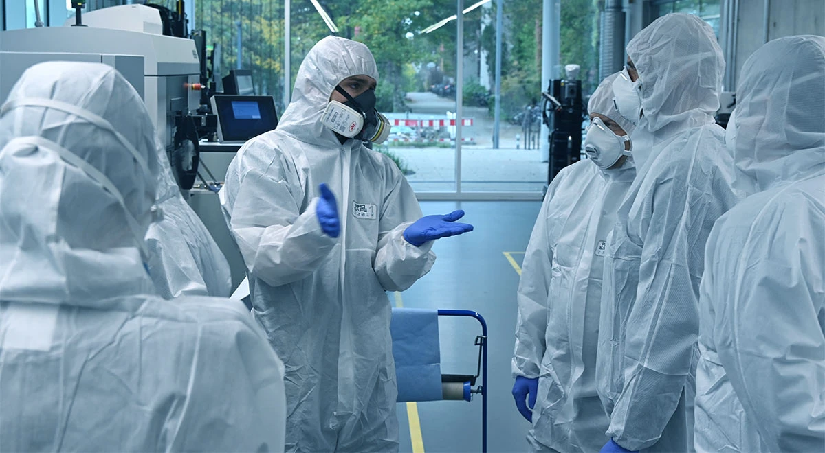 Group discussion in front of the PBF system in the PTW clean room